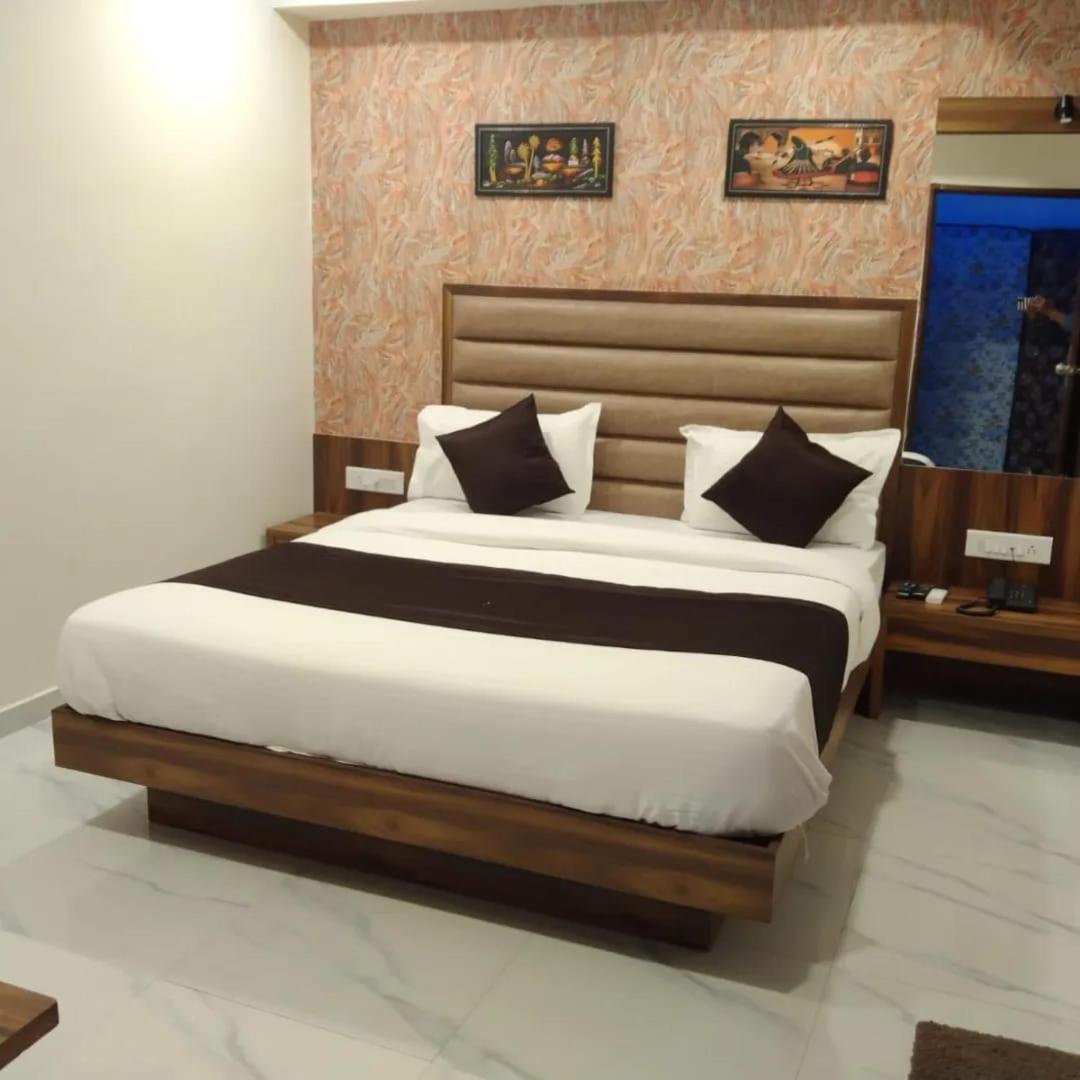 Hotel Sun Shine Ahmedabad Bagian luar foto