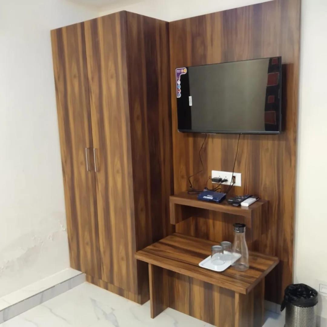 Hotel Sun Shine Ahmedabad Bagian luar foto