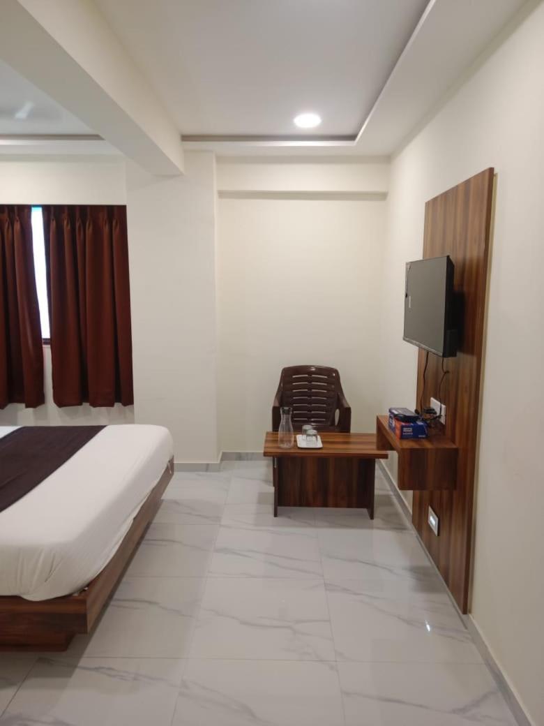 Hotel Sun Shine Ahmedabad Bagian luar foto