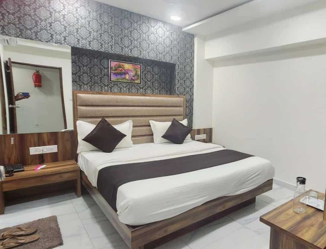 Hotel Sun Shine Ahmedabad Bagian luar foto