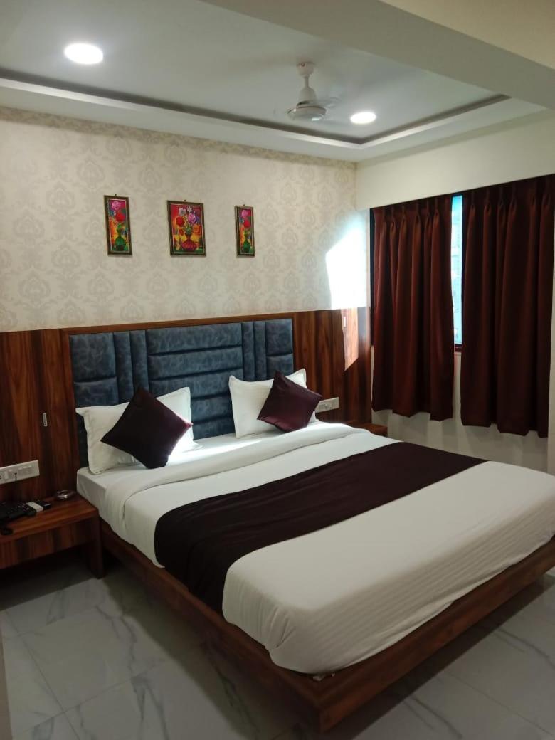 Hotel Sun Shine Ahmedabad Bagian luar foto