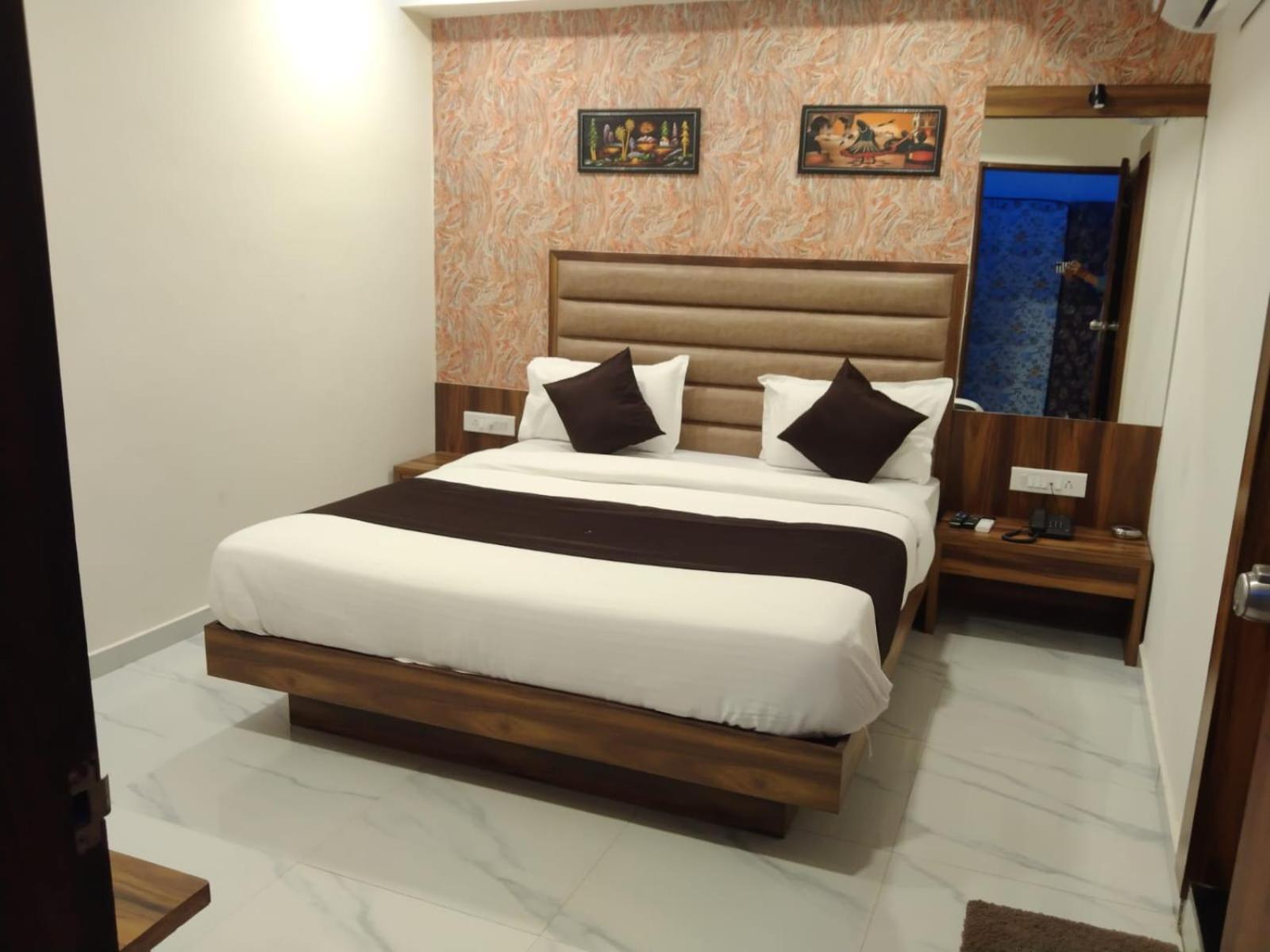 Hotel Sun Shine Ahmedabad Bagian luar foto